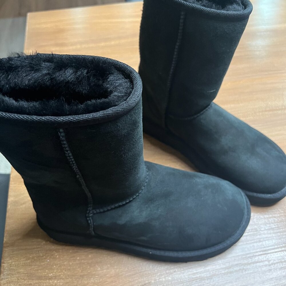 Women's Black Uggs, Size 7